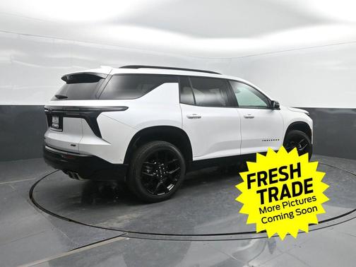 Iridescent Pearl Tricoat 2024 Chevrolet Traverse RS