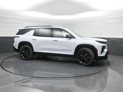 Polar White Tricoat 2026 Chevrolet Traverse RS