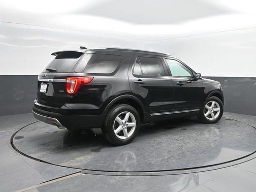 White Platinum Metallic Tri-Coat 2017 Ford Explorer XLT