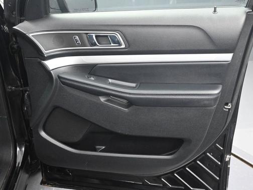 White Platinum Metallic Tri-Coat 2017 Ford Explorer XLT