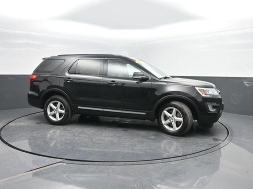 White Platinum Metallic Tri-Coat 2017 Ford Explorer XLT
