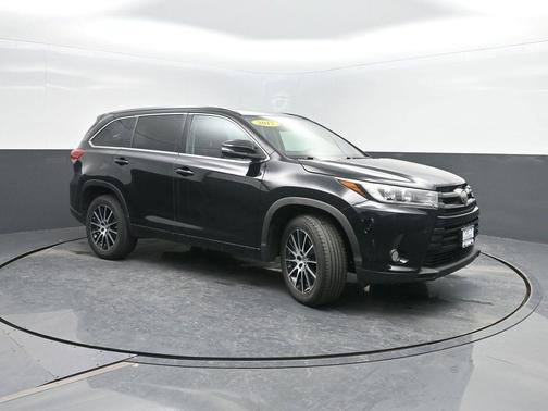 Midnight Black Metallic 2017 Toyota Highlander SE