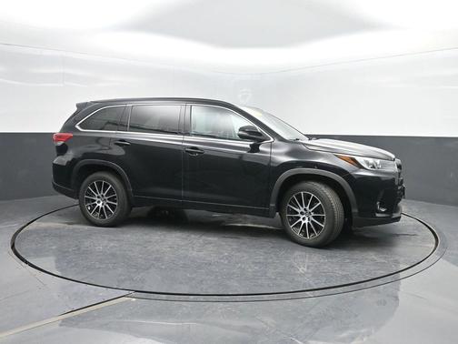 Midnight Black Metallic 2017 Toyota Highlander SE