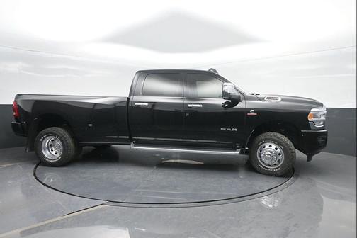 Diamond Black Crystal Pearlcoat 2024 RAM 3500 Laramie Crew Cab 4x4 8' Box