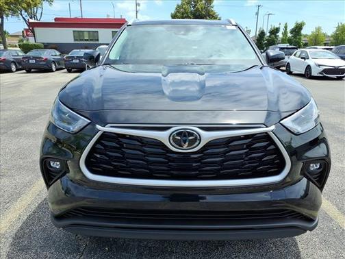 Midnight Black Metallic 2026 Toyota Highlander XLE