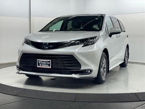 2022 Toyota Sienna XLE 8 Passenger