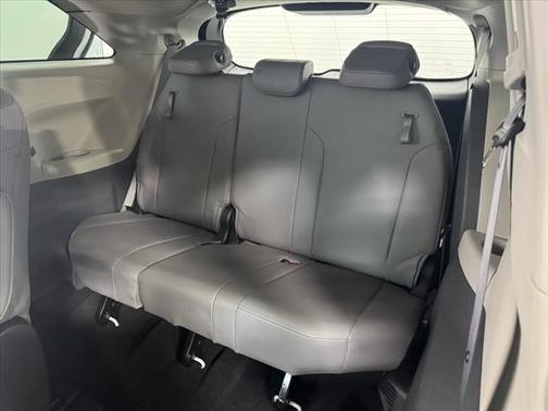 2022 Toyota Sienna XLE 8 Passenger