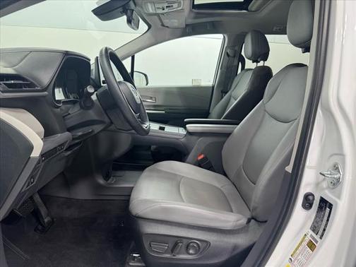 2022 Toyota Sienna XLE 8 Passenger