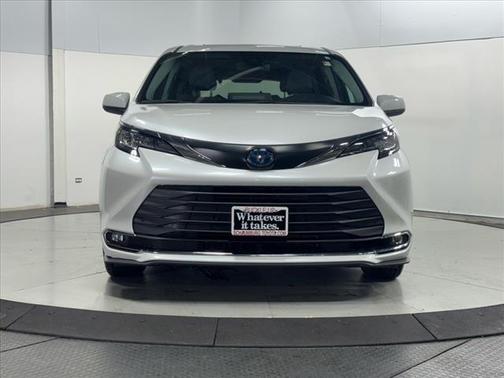 2022 Toyota Sienna XLE 8 Passenger