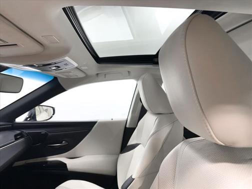 2022 Lexus ES 300h Ultra Luxury
