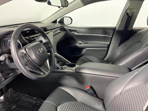 Photo 2 of 40 of 2020 Toyota Camry SE