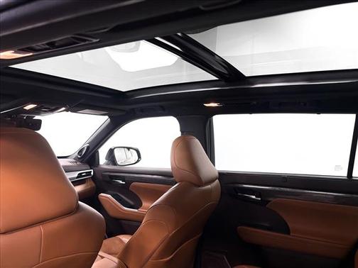 2022 Toyota Highlander Hybrid Platinum