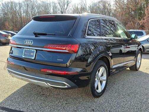 2023 Audi Q7 45 Premium Plus