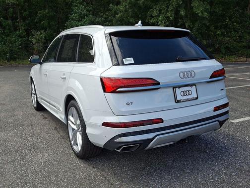 2025 Audi Q7 45 Premium Plus