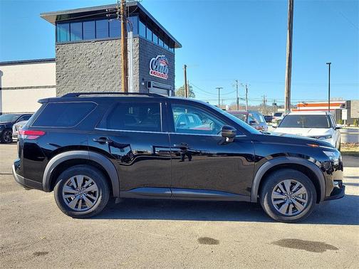 2023 Nissan Pathfinder SV