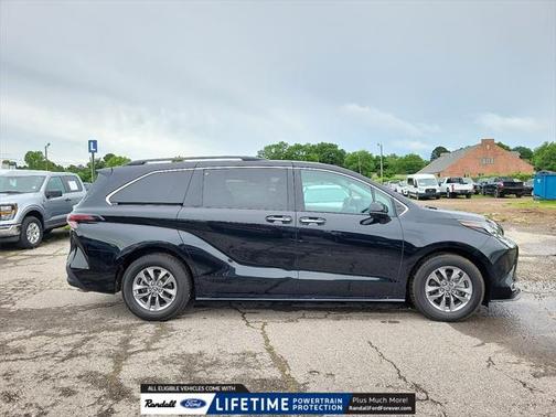 2024 Toyota Sienna XLE 8 Passenger