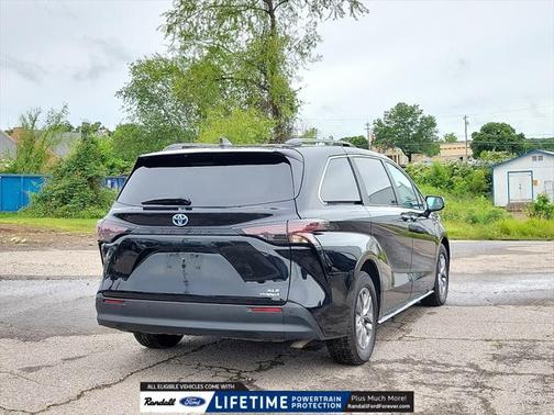 2024 Toyota Sienna XLE 8 Passenger