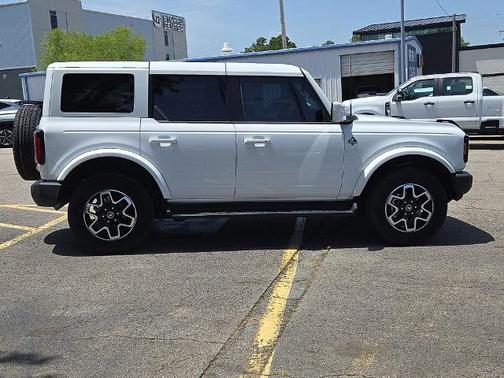 OXFORD WHITE 2025 Ford Bronco OUTER BANKS