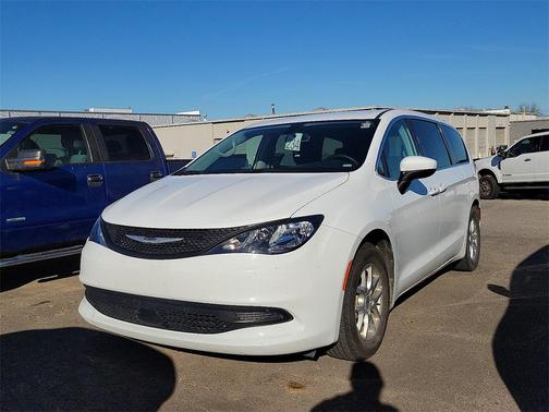 2022 Chrysler Voyager LX
