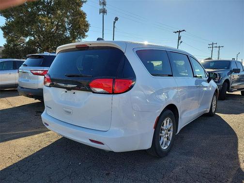 2022 Chrysler Voyager LX