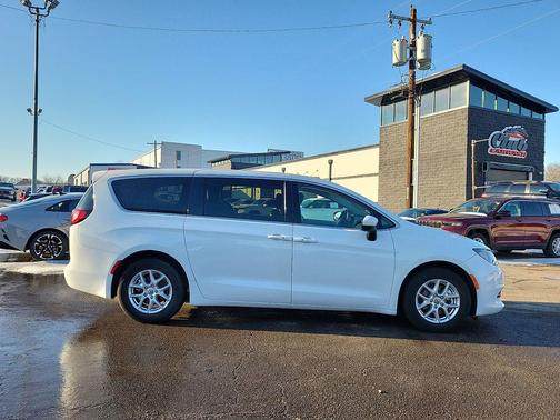 2022 Chrysler Voyager LX