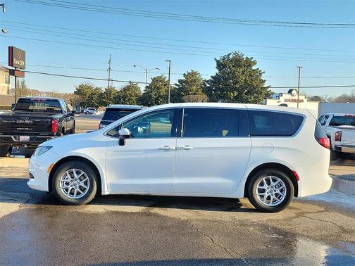 2022 Chrysler Voyager LX