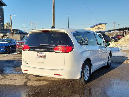 2022 Chrysler Voyager LX