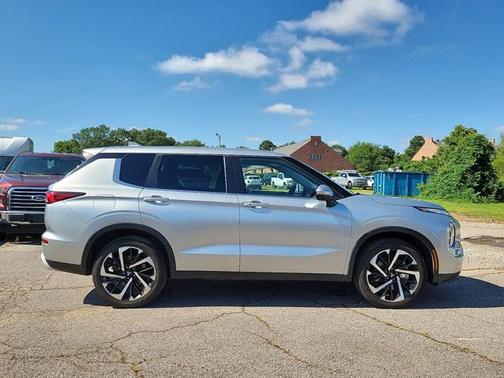 2023 Mitsubishi Outlander SE