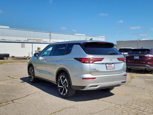 2023 Mitsubishi Outlander SE