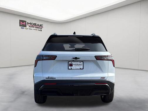 Polar White Tricoat 2026 Chevrolet Equinox FWD RS
