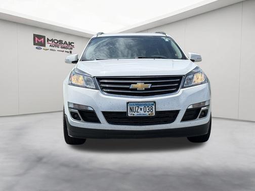 Summit White 2017 Chevrolet Traverse 2LT