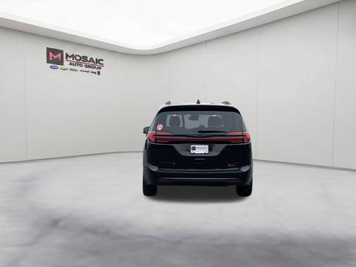 Diamond Black Crystal Pearlcoat 2025 Chrysler Pacifica Limited