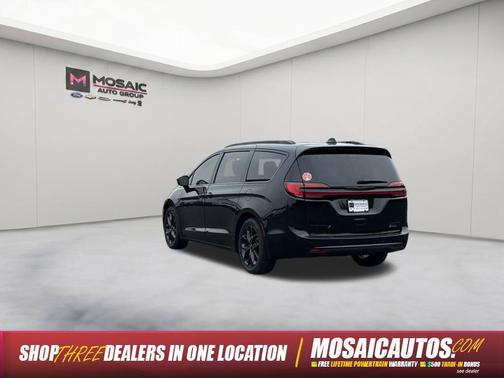 Diamond Black Crystal Pearlcoat 2025 Chrysler Pacifica Limited