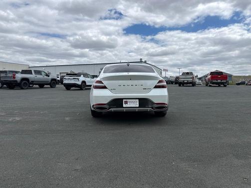 Uyuni White 2022 Genesis G70 3.3T AWD