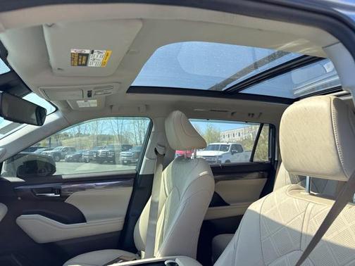 2022 Toyota Highlander Platinum