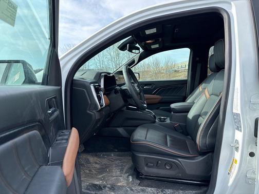 Summit White 2024 GMC Canyon AT4