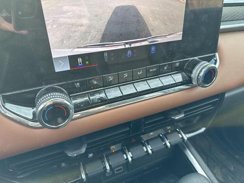 Summit White 2024 GMC Canyon AT4