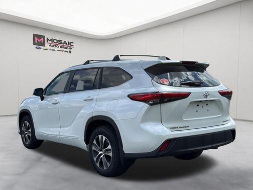 Wind Chill Pearl 2023 Toyota Highlander XLE