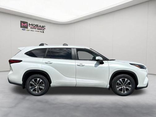 Wind Chill Pearl 2023 Toyota Highlander XLE