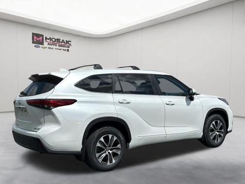 Wind Chill Pearl 2023 Toyota Highlander XLE