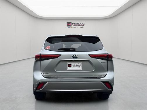 2023 Toyota Highlander Hybrid Platinum