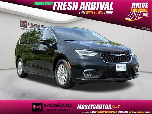 Diamond Black Crystal Pearlcoat 2024 Chrysler Pacifica Touring L