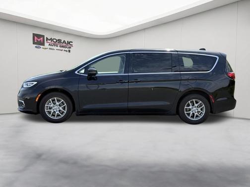 Diamond Black Crystal Pearlcoat 2024 Chrysler Pacifica Touring L