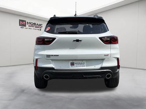 Iridescent Pearl Tricoat 2026 Chevrolet Trailblazer RS