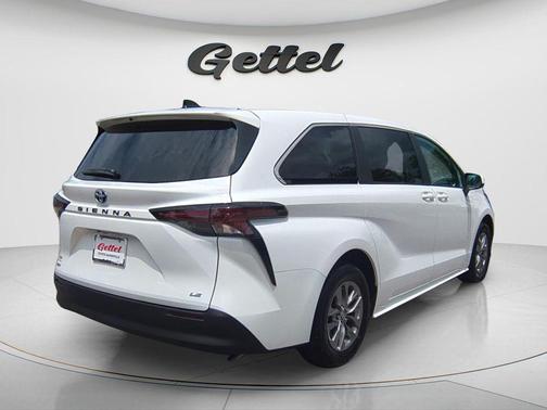 Ice 2025 Toyota Sienna LE