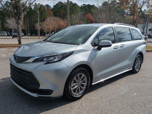2021 Toyota Sienna LE