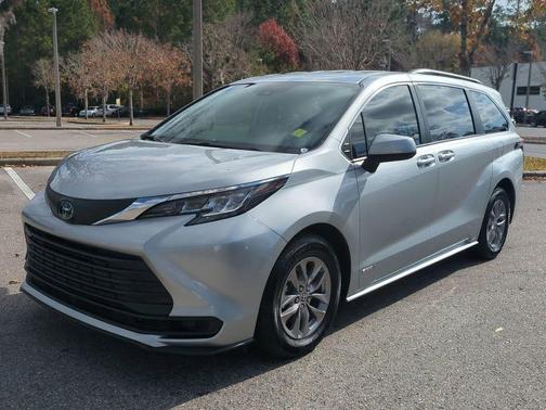 2021 Toyota Sienna LE