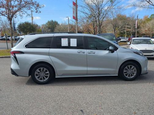 2021 Toyota Sienna LE