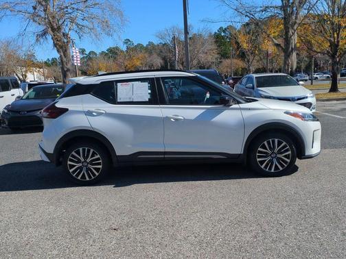 2021 Nissan Kicks SR
