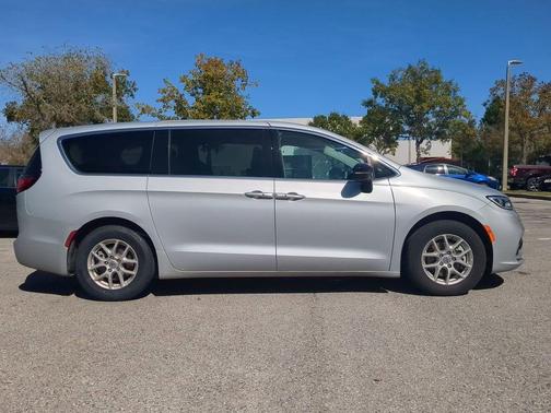 2024 Chrysler Pacifica Touring-L